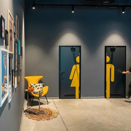 Campus 90 - Free Parking Warna