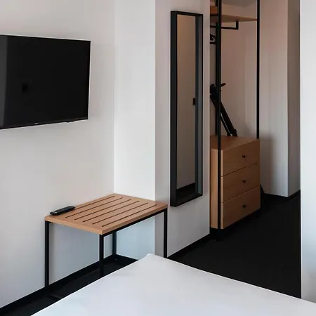 Отель Campus 90 - Free Parking